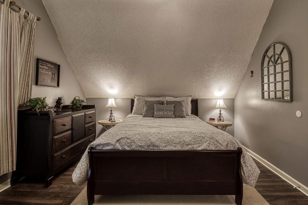 Moonshine Chalet, Hot Tub, Pool Access, Wifi, 1089 Free Tickets Each Paid Day, Dollywood And More Gatlinburg Exterior photo